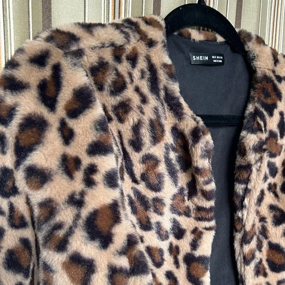 Leopard print faux fur bomber - Picture 1 of 10